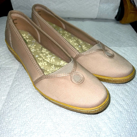 Grasshoppers Women's Size 9M- Beige/Tan Ortholite Shoes Wedge Heel Slip On - Picture 1 of 11